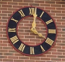 Photo de d'horloge sur façade en brique rouge