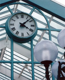 Horloge du centre commercial de Moisselles à double face