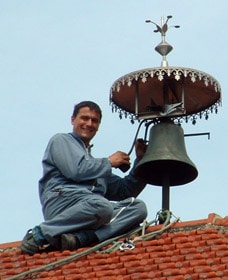 Intervention sur le toit de l'ancienne mairie de Margny-les-Cerises