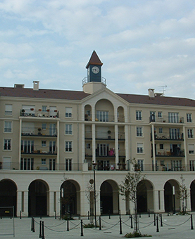 Vue de la façade d'un bâtiment avec l'horloge huchez à son sommet