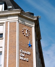 Façade de la banque Crédit du Nord de Lille avec horloge Huchez