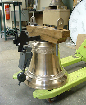 Préparation du clochet sur un transpalette dans un atelier