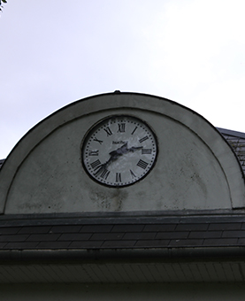 Horloge au dessus de l'entrée d'une école de l'abbaye