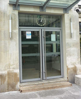 cadran posée sur les portes vitrées de la gare de Neuilly