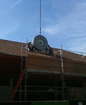 Pose de l'horloge sur le toit de la gare de Yerres