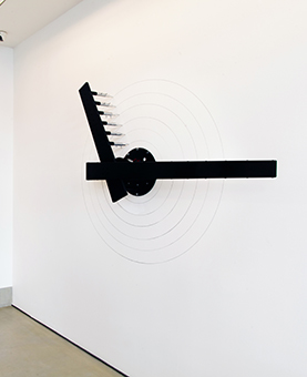 Horloge accrochée à un mur blanc dans un studio d'art