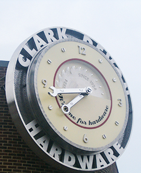 Horloge monumentale pour Clark Devon avec les aiguilles en forme de clef