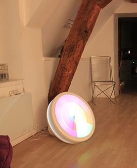 Cadran lumineux posée dans une pièce