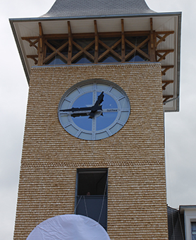 façade en pierre avec une horloge huchez