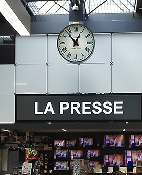 Horloge suspendu dans les galeries marchandes de Leclerc à Saint Just