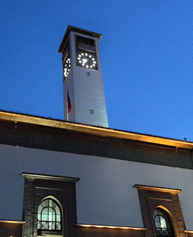 Horloge éclairée de nuit de la préfecture de Casablanca