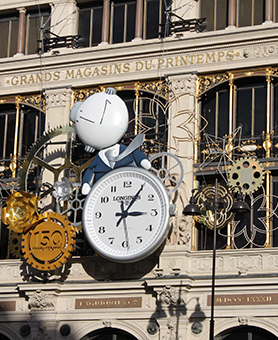 Horloge monumentale dans un style steampunk sur le façade du Printemps