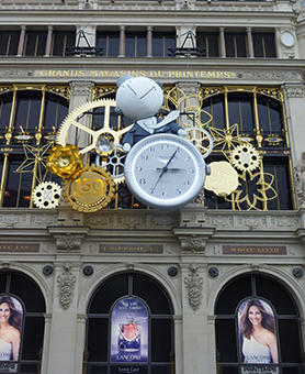 Façade avant du Printemps et son horloge dans un design steampunk