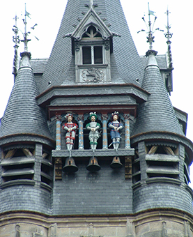 Statues des picantins au dessus de l'horloge de l'hotel de ville