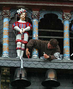 Installation d'un picantin par un ouvrier au dessus de l'horloge de l'hotel de ville
