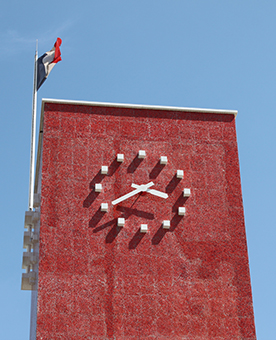 Horloge monumentale sur un mur de briques rouge